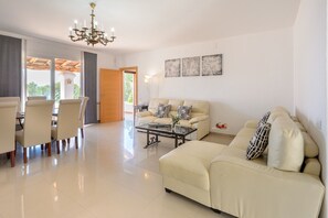 Een televisie en een dvd-speler