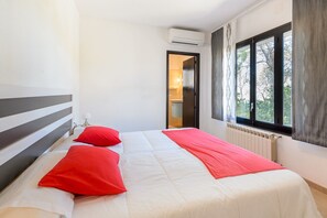 4 bedrooms, iron/ironing board, travel crib, free WiFi