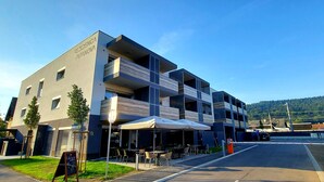 A modern building with a sign reading "REIDENCA PIPANO". - REZIDENCA PIPANOVA (Ljubljana)