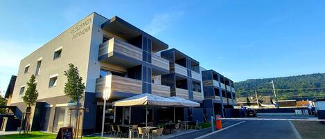 Un edificio moderno con un letrero que dice "REIDENCA PIPANO".