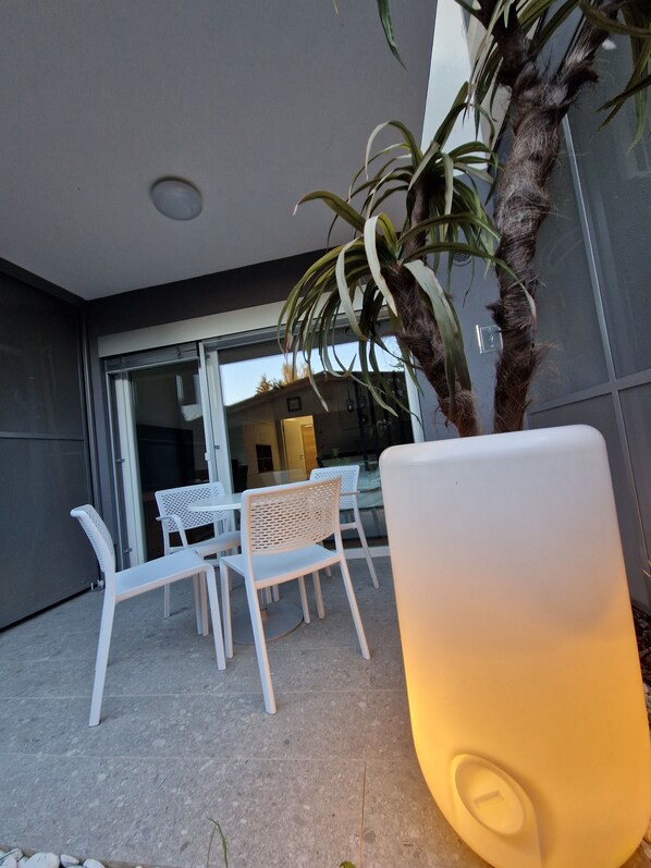 ห้องเอลีทสตูดิโอสวีท, เตียงควีนไซส์ 1 เตียง | ลานระเบียง/นอกชาน