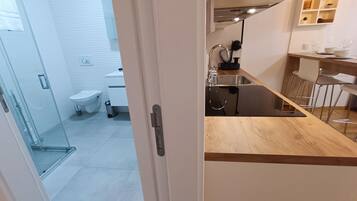 Superior Apartment | Bathroom | Heated floors, soap, shampoo