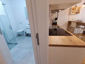 ซูพีเรียอพาร์ทเมนท์ | ห้องน้ำ | พื้นห้องน้ำอุ่น, สบู่, ยาสระผม