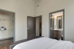 2 bedrooms, iron/ironing board, WiFi, bed sheets - Amyfinehouse | 2BR + Free Breakfast + Valet + Pool (Dallas)