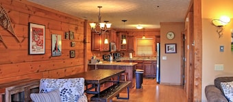Ski-In/Ski Out Townhome w/ Beautiful View w/Hot Tub. 