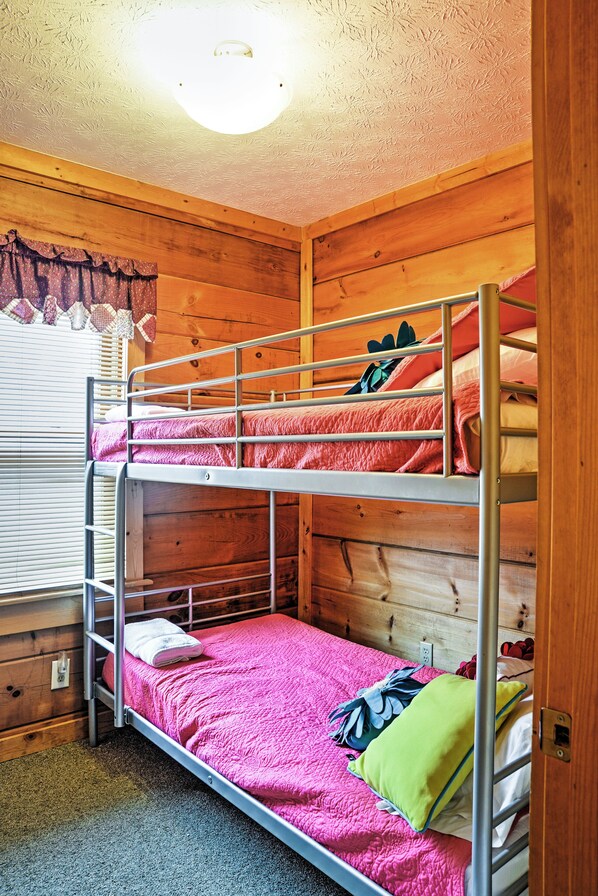 5 bedrooms, iron/ironing board, free WiFi, bed sheets