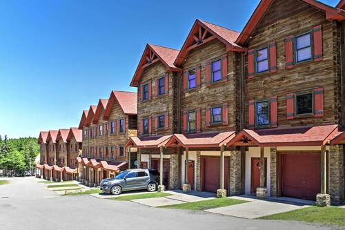 Ski-In/Ski Out Townhome w/ Beautiful View w/Hot Tub. 