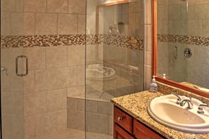 Ensemble douche/baignoire, sĂšche-cheveux, serviettes fournies, savon