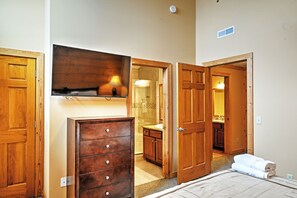 5 bedrooms, iron/ironing board, free WiFi, bed sheets