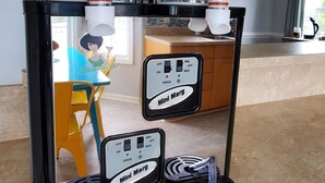 Máquina de café com dois dispensadores em uma bancada.