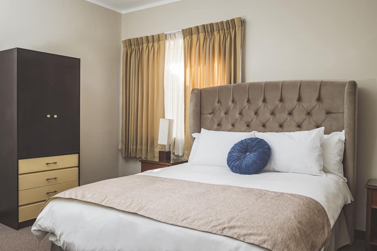 Escritorio, wifi gratis y ropa de cama