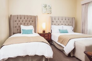 Standard Twin Room | Desk, free WiFi, bed sheets - Hostal Lirium (Arequipa)