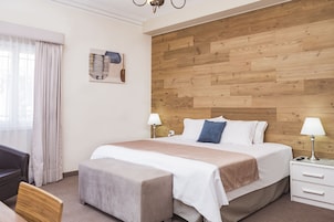 Escritorio, wifi gratis y ropa de cama