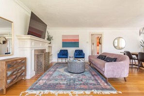 Fernseher, Kamin, Bücher, Arbeitsbereiche