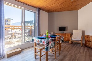 Dining - Terrasse des Lupins - Studio Apartment, Sleeps 4 (Embrun)
