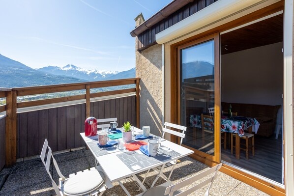 Outdoor dining - Terrasse des Lupins - Studio Apartment, Sleeps 4 (Embrun)