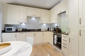 Fridge, microwave, dishwasher, toaster - 5 Lowfield, Ambleside (Ambleside)