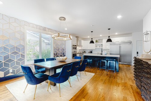 Stunning new w/skyline views, rooftop deck, firepit, game room, shuffleboard, AC