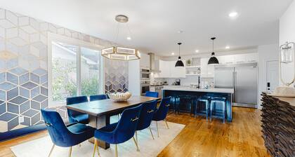 Stunning new w/skyline views, rooftop deck, firepit, game room, shuffleboard, AC