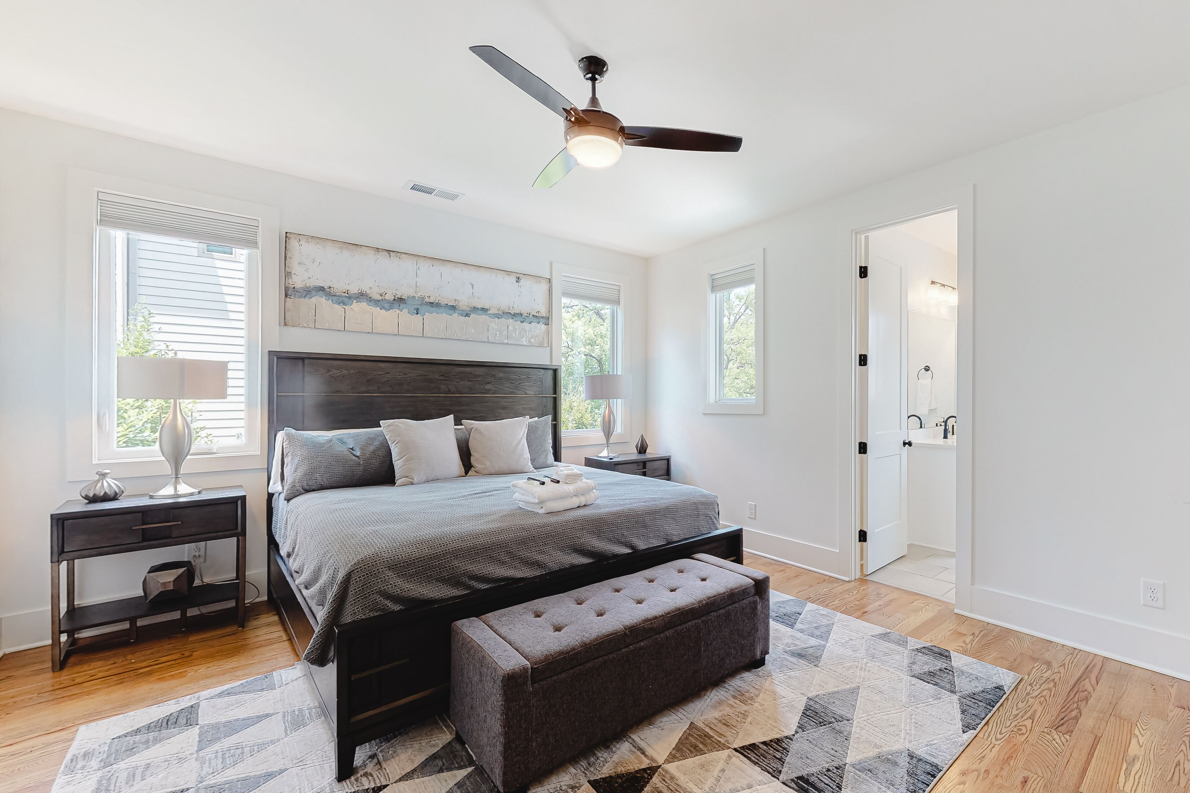 4 多间卧室、高档床上用品、遮光窗帘、熨斗/熨衣板