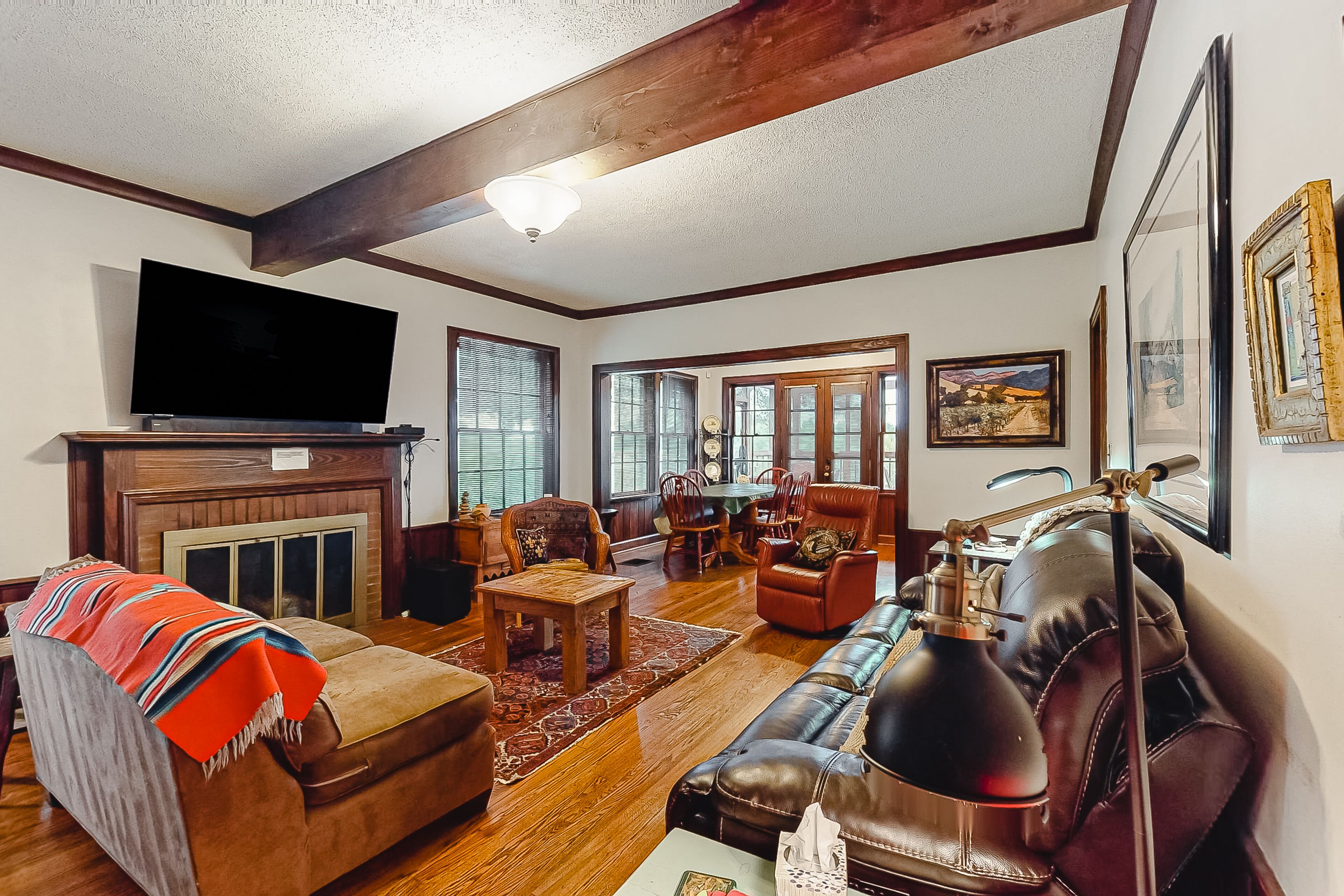 River cottage w/WiFi, screened-in porch, river views, enclosed yard, central AC
