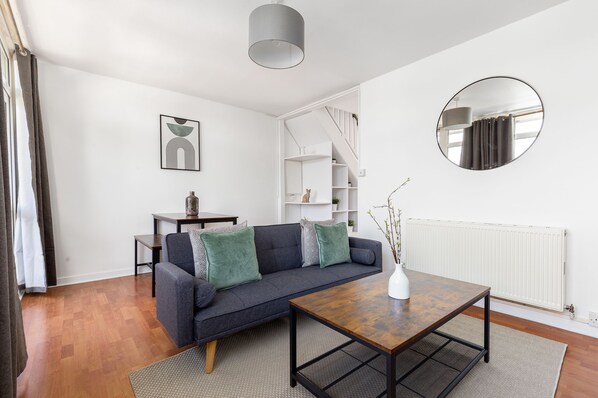 Appartamento | Area soggiorno | TV a schermo piatto 32 pollici con canali via cavo, TV, Netflix