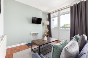 Leilighet | Oppholdsområde | En 32-tommers Flatskjerm-TV med kabel-kanaler samt TV og Netflix