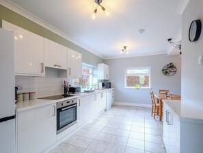 Dishwasher, high chair - Traditional cottage located close to the town of Biggar. (Biggar)