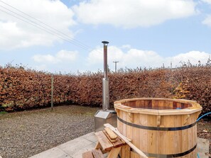 Outdoor spa tub - Traditional cottage located close to the town of Biggar. (Biggar)