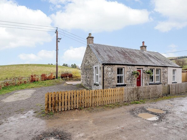 Exterior - Traditional cottage located close to the town of Biggar. (Biggar)