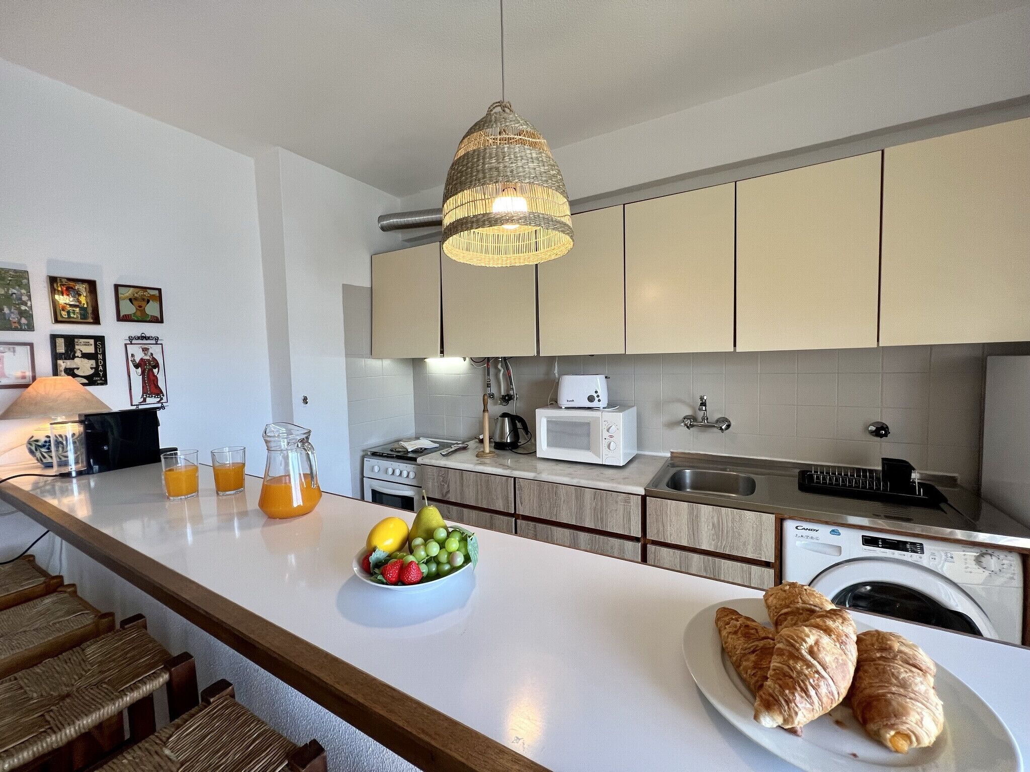 Fridge, microwave, oven, coffee/tea maker