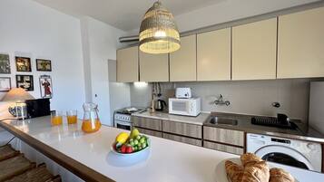 Fridge, microwave, oven, coffee/tea maker