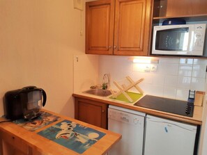 Fridge, microwave, dishwasher, coffee/tea maker