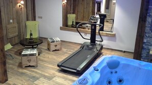 A home gym with a treadmill, a hot tub, and exercise equipment. - 3rd floor, balcony, ski locker, 145m², Valloire (Valloire)