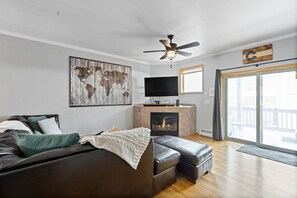 Televisión, chimenea, videojuegos y reproductor de DVD 