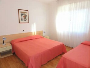 2 chambres, coffres-forts dans les chambres, draps fournis