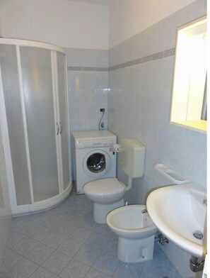 Douche, bidet, serviettes fournies, savon