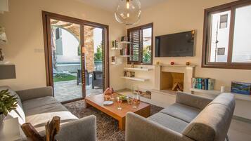 Vila, 3 quartos, piscina particular, vista para a piscina | Área de estar | TV de tela plana 45 polegadas com canais via satélite, TV, lareira