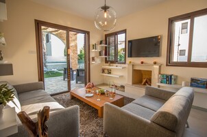 Villa, 3 habitaciones, piscina privada, vistas a la piscina | Zona de estar | Televisión de pantalla plana de 45 pulgadas con canales por satélite