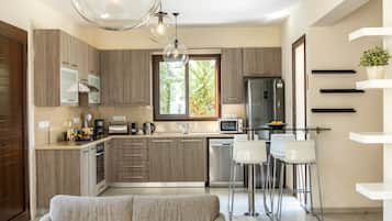 Refrigerador con freezer, microondas, horno, placa de cocina