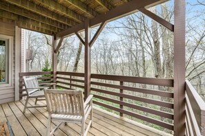 Property grounds - Wonderful 3-level home with game room, WiFi, washer/dryer & patio (Boone)