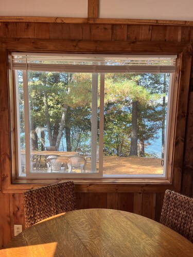 Rainbow's End Resort - Lakefront Cottages – Newly Remodeled with Private Beach