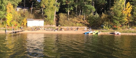 Playa en los alrededores y camastros