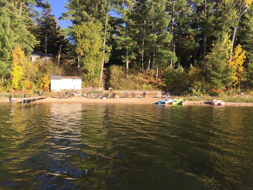 Rainbow's End Resort - Lakefront Cottages – Newly Remodeled with Private Beach