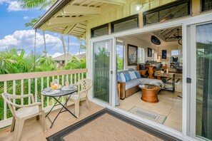 Outdoor dining - Corner studio with fast WiFi, expansive mountain views, pool, & grills (Princeville)