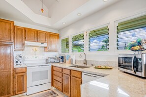 Fridge, microwave, oven, stovetop - Corner studio with fast WiFi, expansive mountain views, pool, & grills (Princeville)