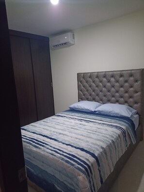 3 bedrooms, desk, iron/ironing board, free WiFi