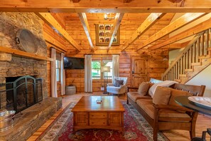 TV, fireplace - South Fork Cabin - charming cabin between Boone and West Jefferson with a hot tub. Pets welcome (Fleetwood)