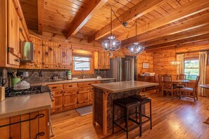 Fridge, microwave, oven, stovetop - South Fork Cabin - charming cabin between Boone and West Jefferson with a hot tub. Pets welcome (Fleetwood)