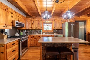Fridge, microwave, oven, stovetop - South Fork Cabin - charming cabin between Boone and West Jefferson with a hot tub. Pets welcome (Fleetwood)